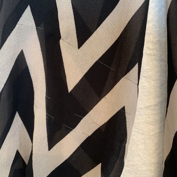 Torrid Women’s Blouse Plus Size 1 16/18 Black Zig Zag Semi Sheer Rouched Flown - Picture 8 of 8